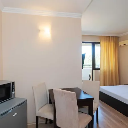 Hotel първа линия с адрес к-с реджина маре 3*