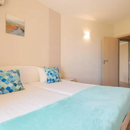 Hotel първа линия с адрес к-с реджина маре 3*